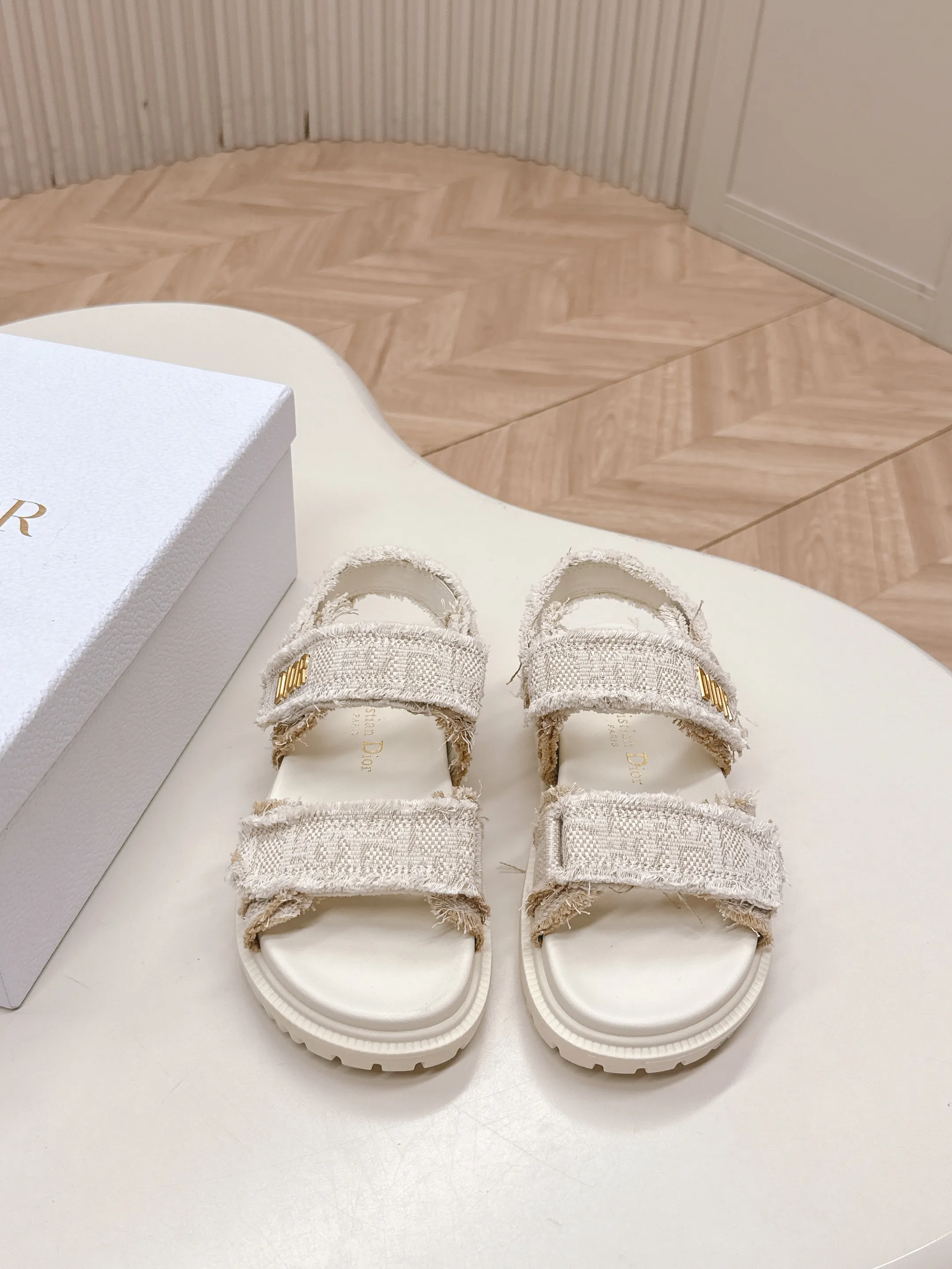 👟👟Ex-factory price 460👟👟 New color cloth, classic upgrade plus 2025 new color series Dior Dior classic Velcro sandals and slippers series, original replica, high version, super durable and versatile, very comfortable on the feet, slim and white, original customized upper, original D hardware buckle, original TPU outsole Size: 35-41